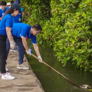 SM City Bataan volunteers protecting our aweSM seas.